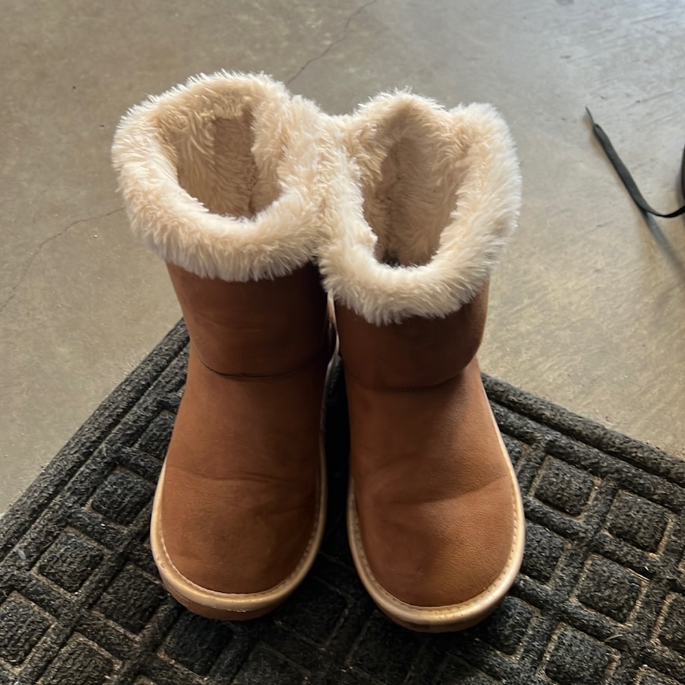 little girls faux furlined boots with bows on back